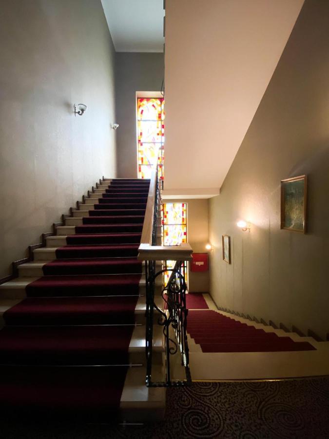 Hotel Empire Koetaisi Buitenkant foto