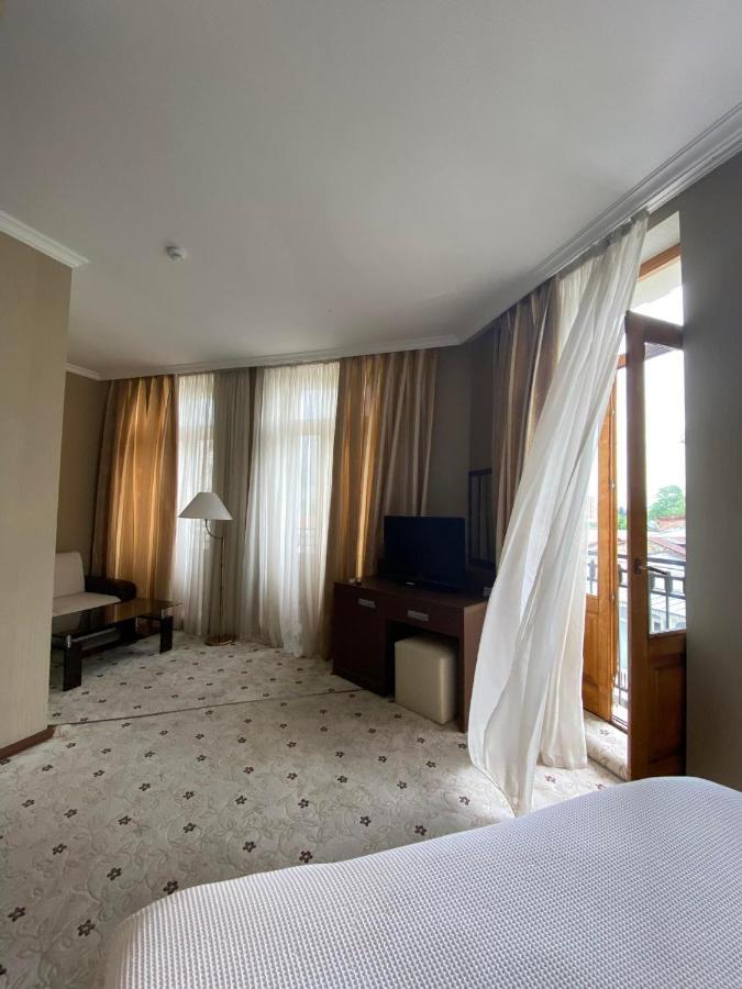 Hotel Empire Koetaisi Buitenkant foto