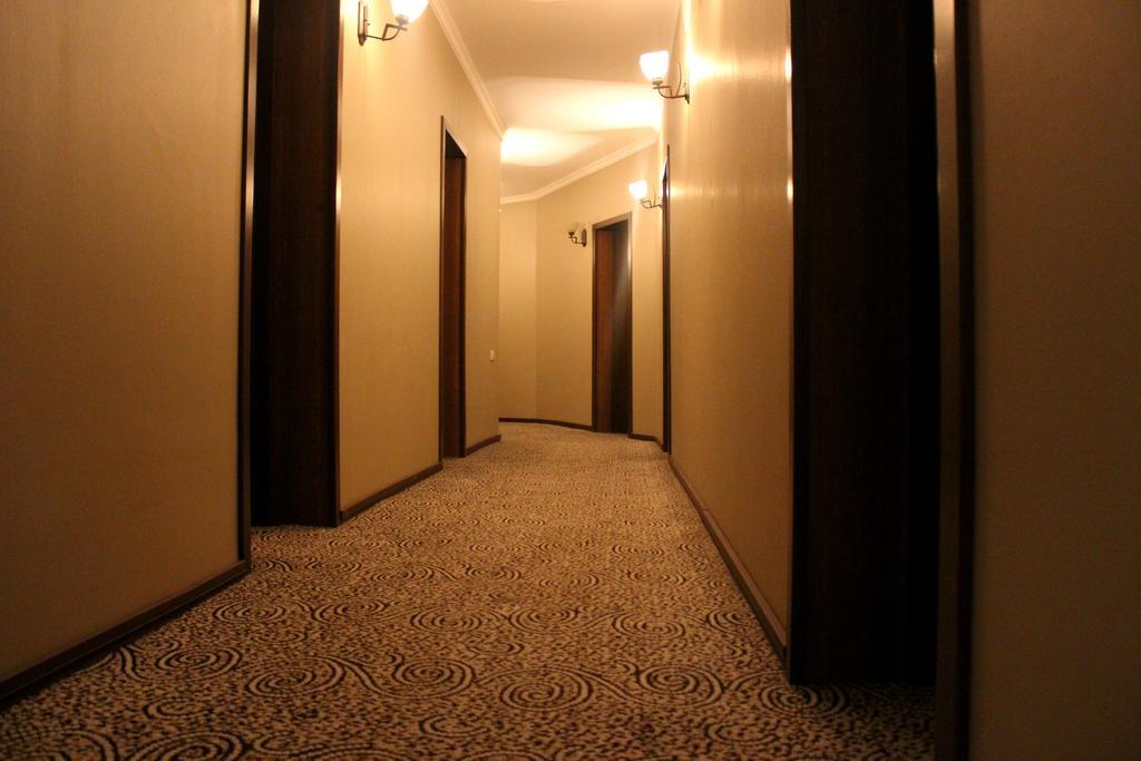 Hotel Empire Koetaisi Buitenkant foto